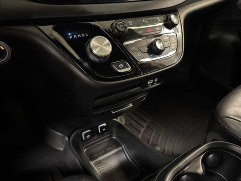 Used 2018 Chrysler Pacifica Touring-L w/ S Appearance Package image 17