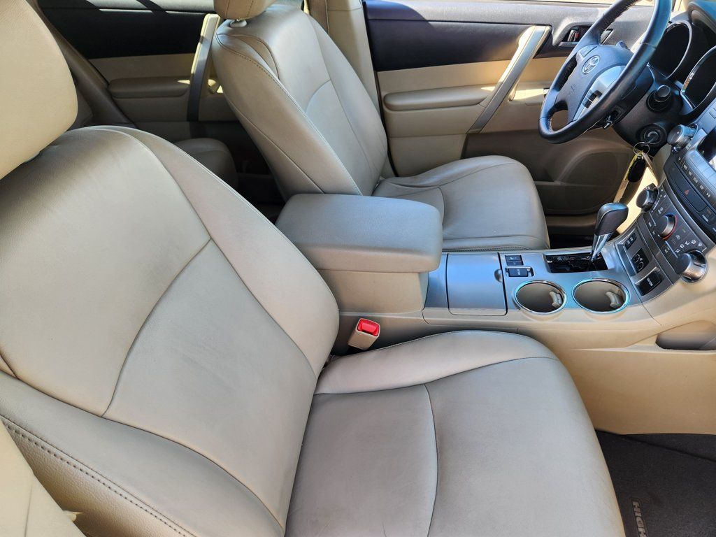 Used 2012 Toyota Highlander SE w/ Tow Pkg AWD/4WD image 17