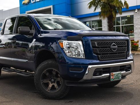Used 2021 Nissan Titan SV w/ SV Convenience Package AWD/4WD image 3