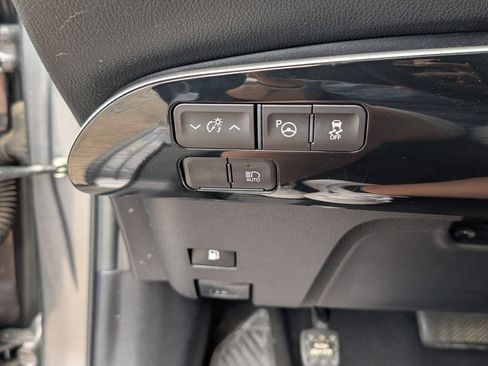 Used 2021 Toyota Prius LE FWD image 12