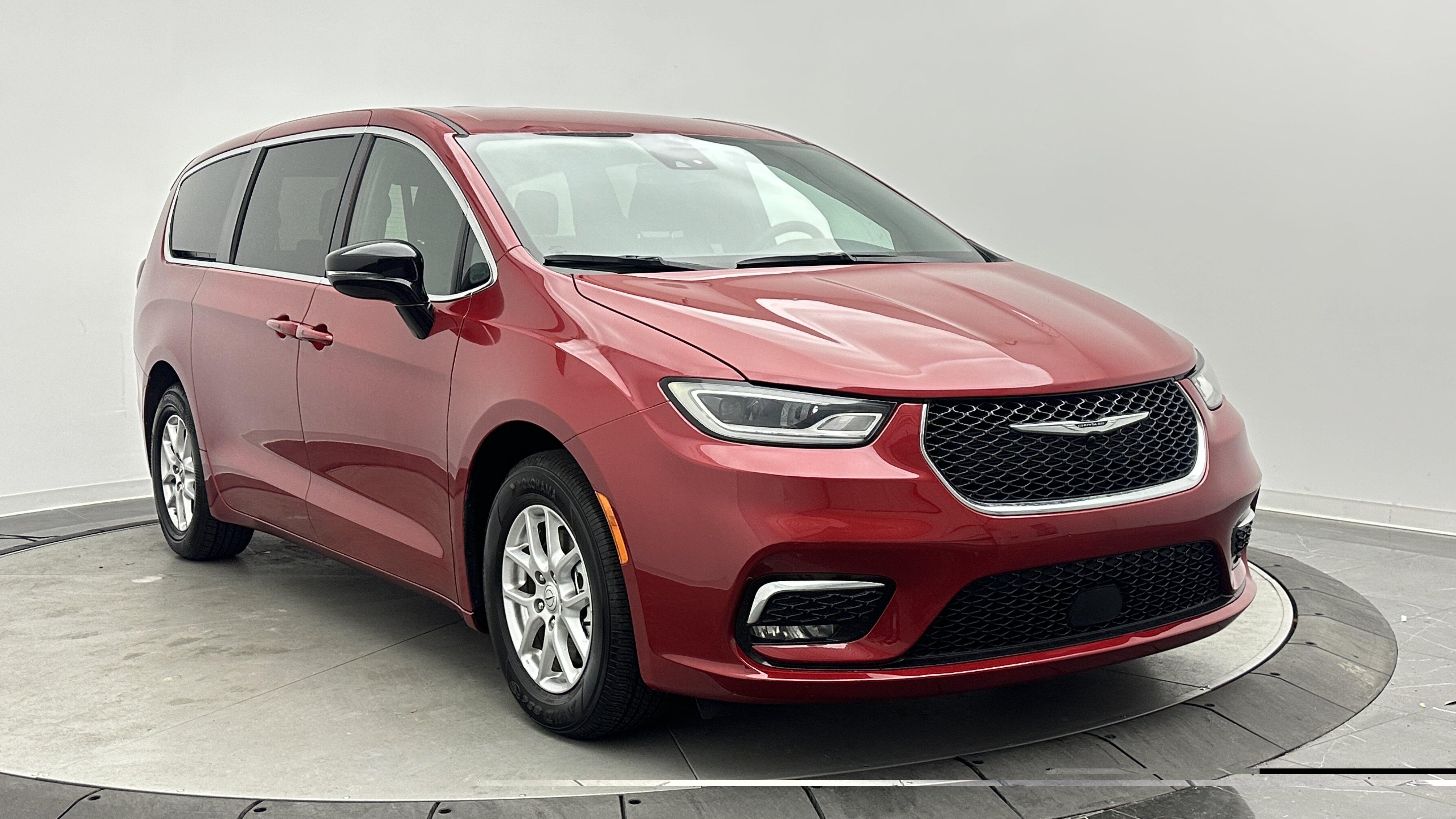 Used 2026 Chrysler Pacifica Select FWD image 3