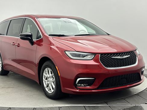 Used 2026 Chrysler Pacifica Select FWD image 3