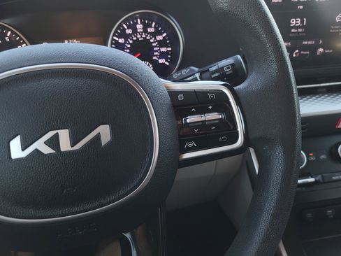 Used 2022 Kia Carnival LX image 21