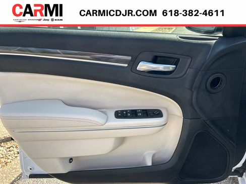 Used 2022 Chrysler 300 Touring L RWD image 10