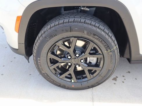 New 2025 Jeep Grand Cherokee L Altitude image 18