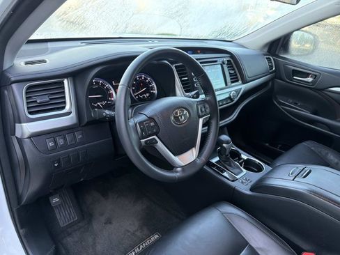 Used 2018 Toyota Highlander XLE FWD image 14