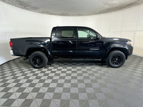 Used 2022 Toyota Tacoma SR5 RWD image 2