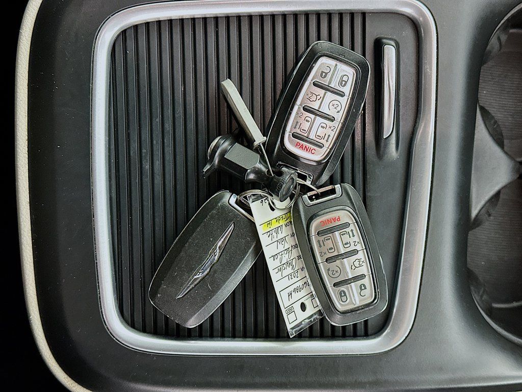Used 2021 Chrysler Pacifica Touring-L FWD image 33