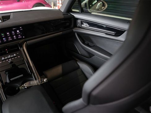 Certified 2025 Porsche Panamera 4 image 33