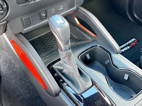 Used 2024 Nissan Frontier PRO-4X w/ Technology Package image 17