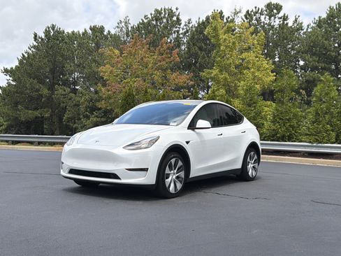 Used 2023 Tesla Model Y AWD image 11
