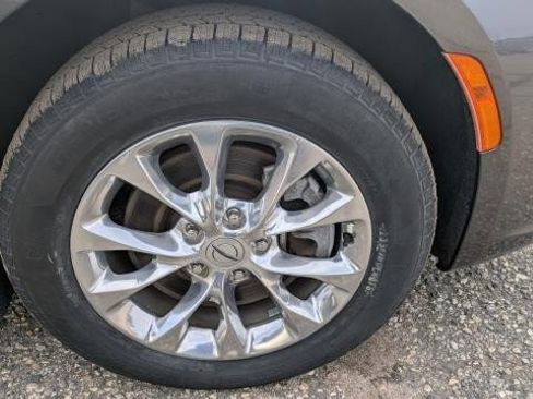 Used 2021 Chrysler Pacifica Touring-L image 27