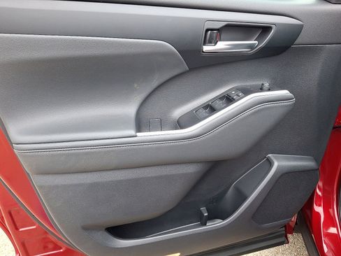 New 2026 Toyota Highlander XLE image 10