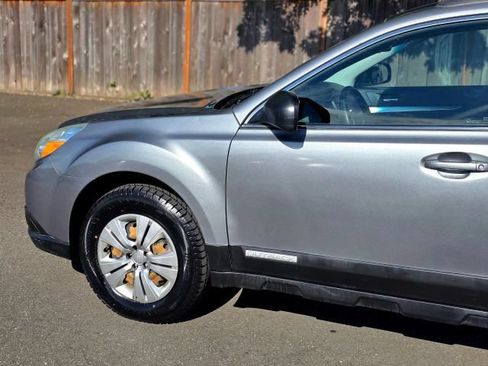 Used 2010 Subaru Outback 2.5i AWD/4WD image 6