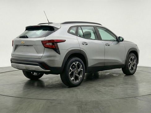 Used 2025 Chevrolet Trax LT w/ LT Convenience Package FWD image 9