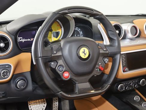 Used 2018 Ferrari California T image 7