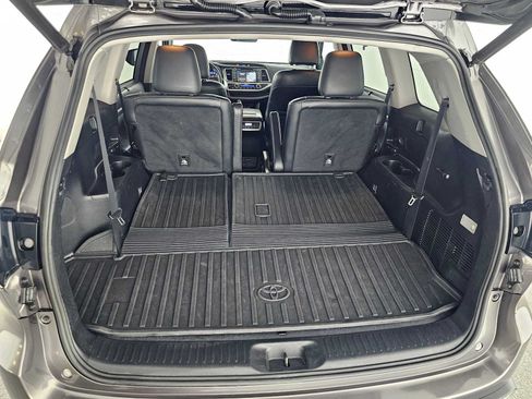 Used 2018 Toyota Highlander Limited FWD image 16