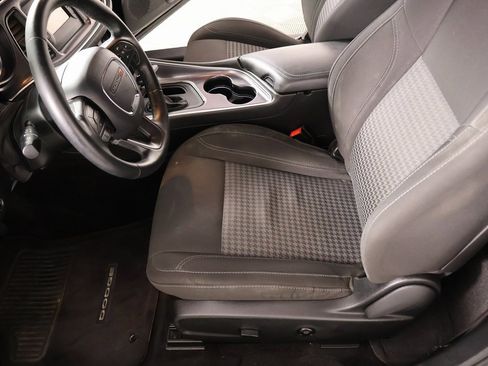 Used 2017 Dodge Challenger SXT image 9