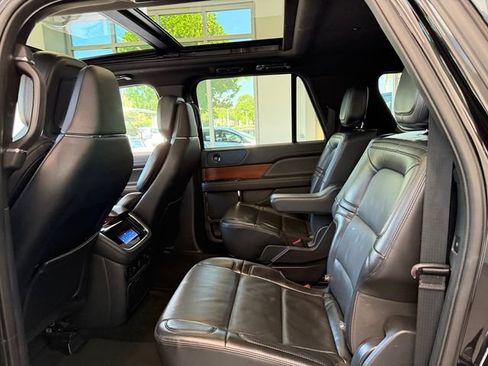 Used 2022 Lincoln Navigator L Reserve RWD image 10