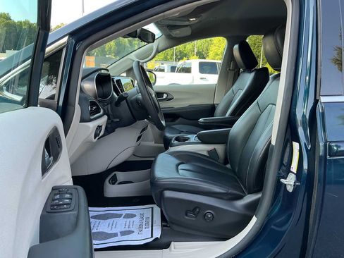 Used 2023 Chrysler Pacifica Touring-L FWD image 13