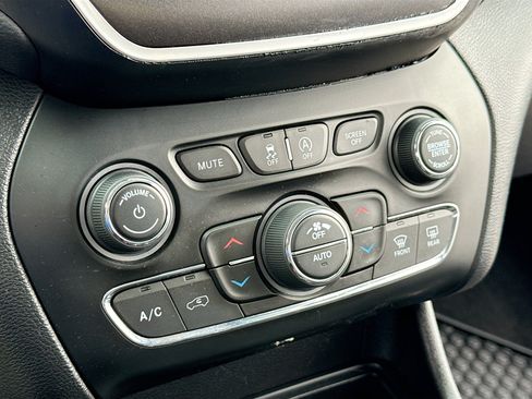 Used 2020 Jeep Cherokee Trailhawk w/ Cold Weather Group AWD/4WD image 11