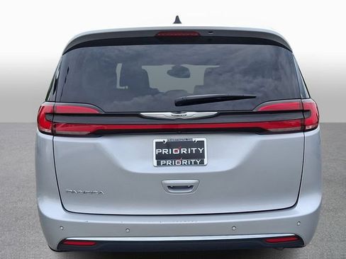 Used 2024 Chrysler Pacifica Touring-L FWD image 5