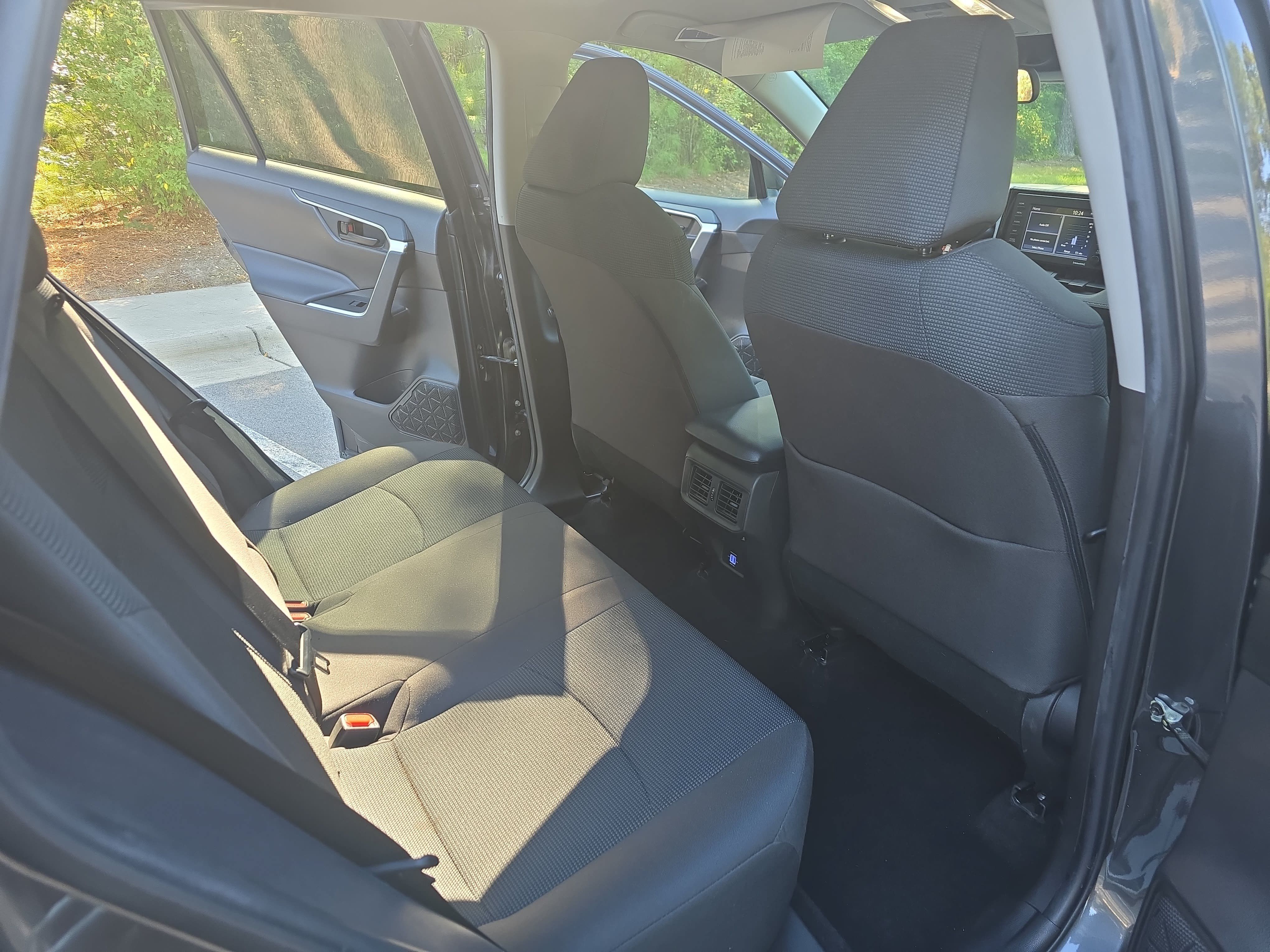 Used 2022 Toyota RAV4 LE FWD image 11