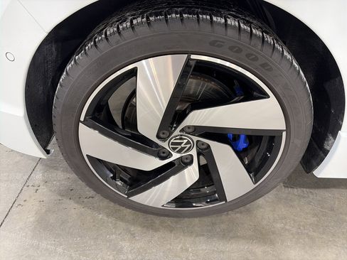 Certified 2024 Volkswagen Golf R image 19