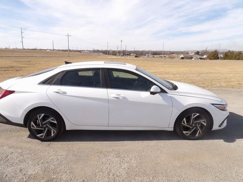 Used 2024 Hyundai Elantra Limited image 5