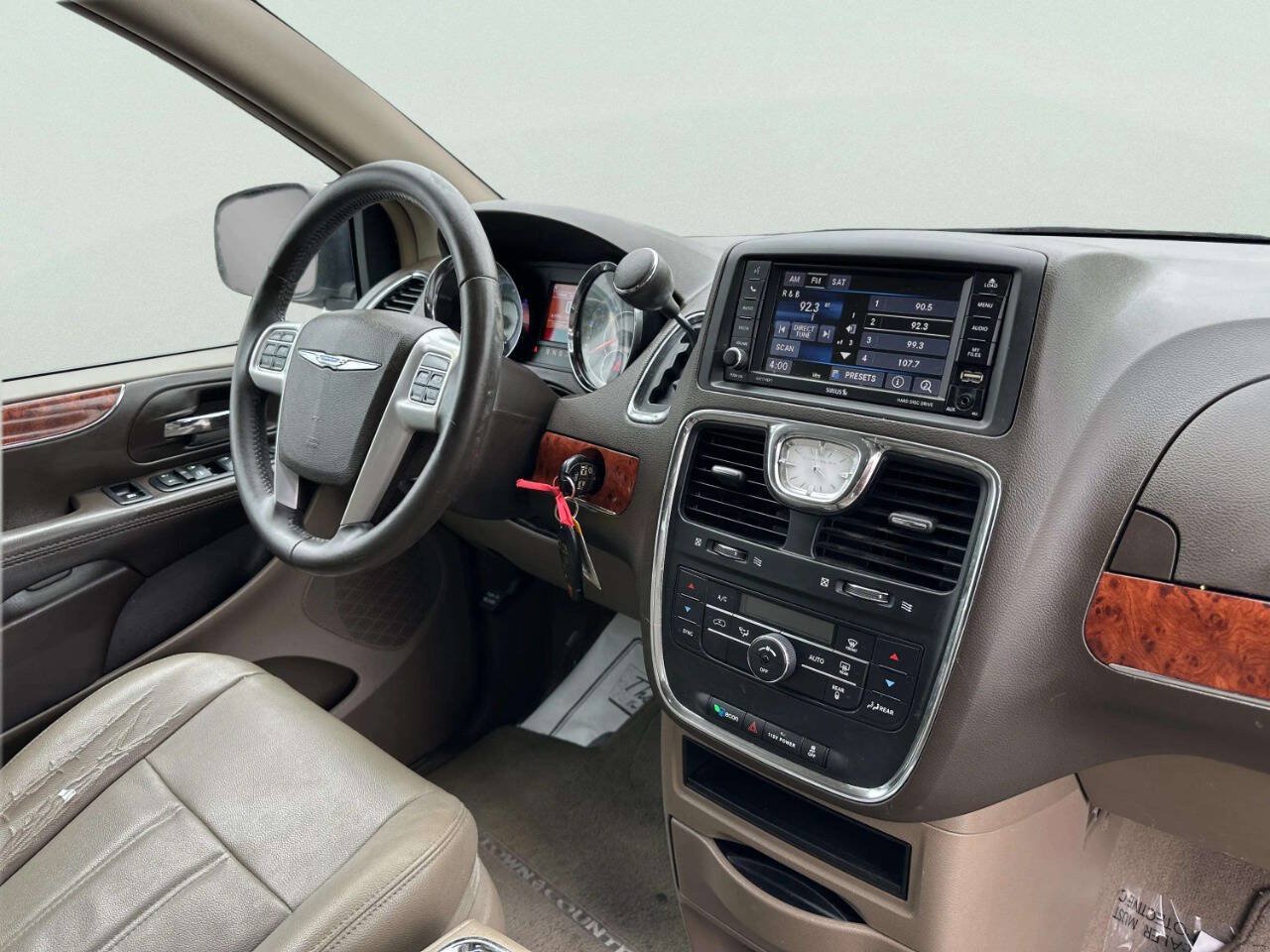 Used 2014 Chrysler Town & Country Touring FWD image 23