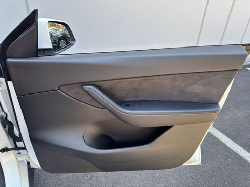 Used 2021 Tesla Model Y Long Range AWD/4WD image 39