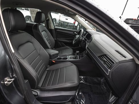 Used 2024 Volkswagen Jetta SE FWD image 29