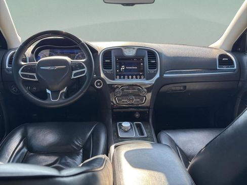 Used 2017 Chrysler 300 C image 9