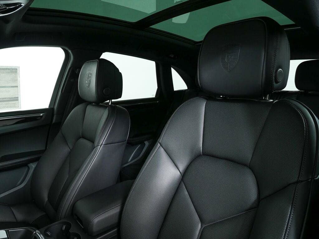Certified 2026 Porsche Macan AWD/4WD image 5