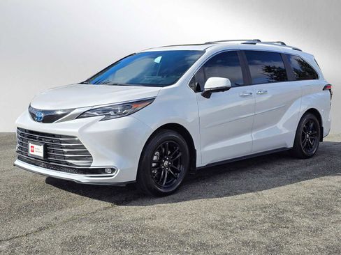Used 2025 Toyota Sienna Platinum AWD/4WD image 3