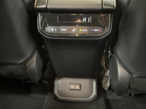 Used 2024 Toyota Highlander XLE image 34