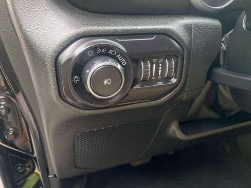 Used 2018 Jeep Wrangler Unlimited Sahara AWD/4WD image 16