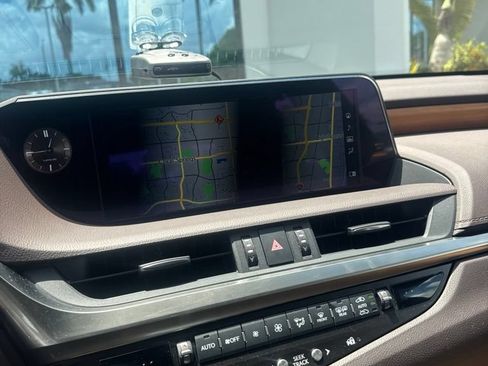 Certified 2020 Lexus ES 350 Ultra Luxury w/ Accessory Package 2 FWD image 3