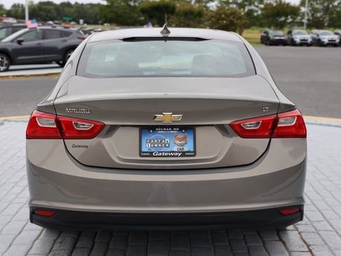 Used 2018 Chevrolet Malibu LT w/ Leather Package FWD image 4