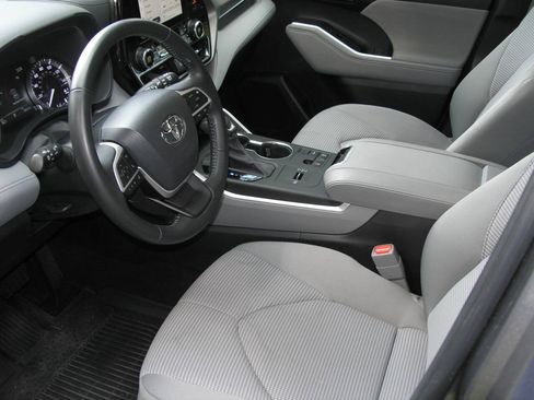 Used 2023 Toyota Highlander LE FWD image 3