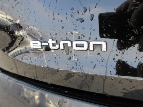 Used 2022 Audi e-tron Premium Plus image 9