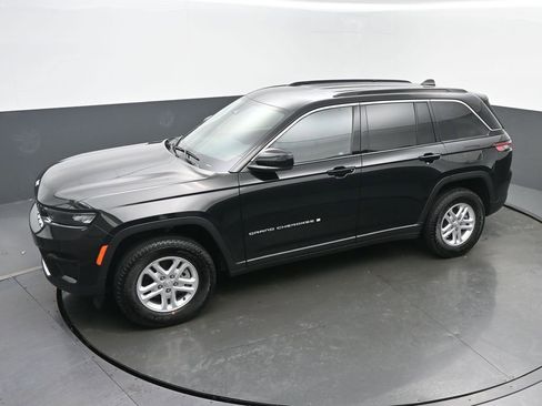 Used 2024 Jeep Grand Cherokee Laredo AWD/4WD image 39