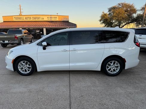 Used 2017 Chrysler Pacifica LX image 4