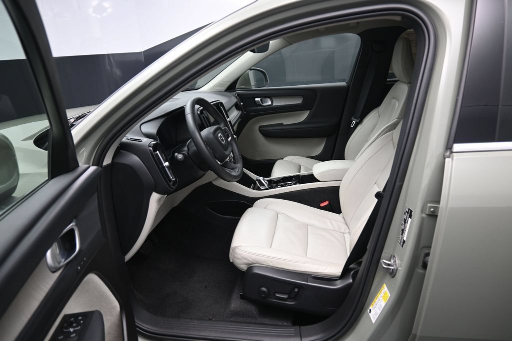 Used 2023 Volvo XC40 B5 Plus AWD/4WD image 9