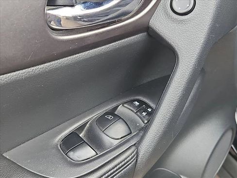 Used 2015 Nissan Rogue S image 11