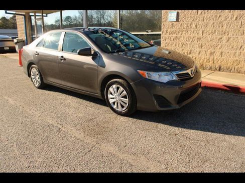 Used 2014 Toyota Camry SE image 1