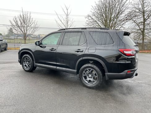 Certified 2025 Honda Pilot TrailSport image 3