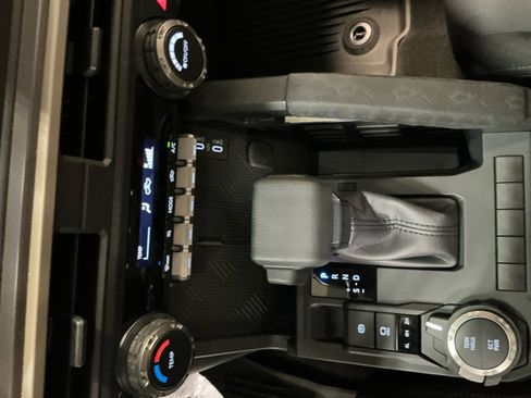 Certified 2025 Toyota Tacoma SR5 AWD/4WD image 15