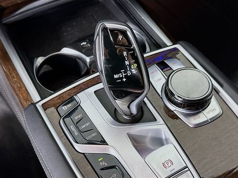 Used 2022 BMW 750i xDrive w/ Autobahn Package AWD/4WD image 18