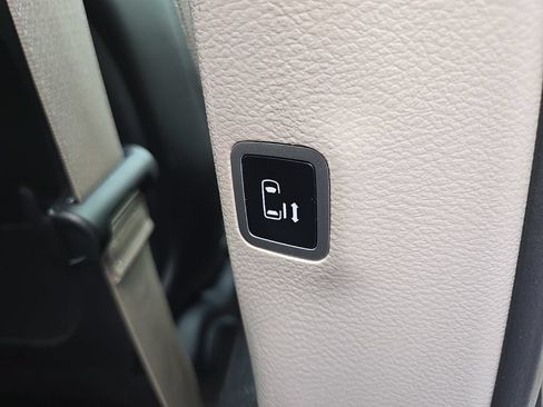 Used 2023 Chrysler Pacifica Touring-L FWD image 87